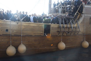 Premijer Sanader i ministar Kalmeta položili su vijenac u more ispred tvrđave Lovrjenac (foto: Željko Tutnjević)